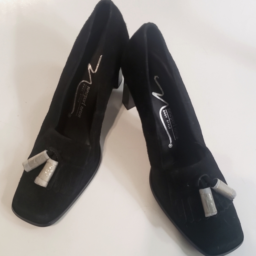 Black heel shoes - woman's size 5.5 - genuine leather upper - new